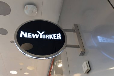Lyon, Aura France - 04 27 2023: New Yorker logosu ve mağaza New Yorker moda mağazası mağazası mağaza zinciri giyim mağazası ön cephesi