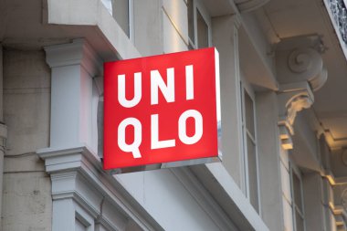 Lyon, Aura France - 04 27 2023: uniqlo shop tabelası metin dükkanı logosu Japon günlük giysi tasarımcısı perakendecisi perakende giyim mağazası