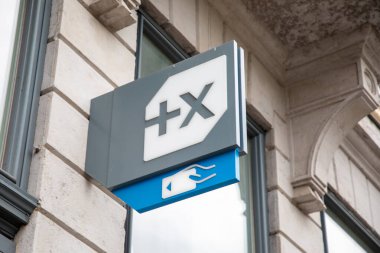 Lyon, Aura France - 04 24 2023: Banka nüfusu duvar cephesi işareti People Bank logo markası bankamatik işareti Fransa