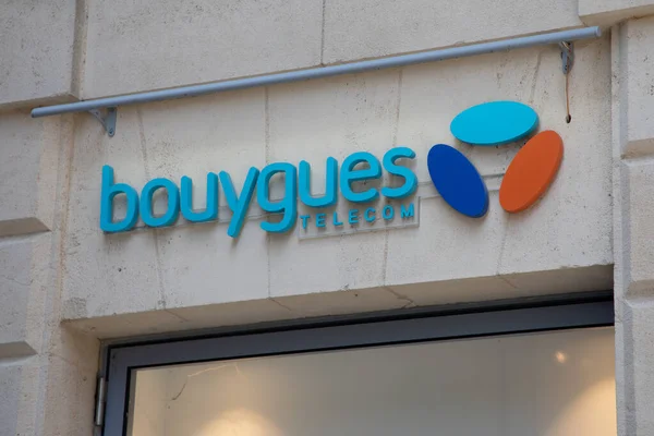 Burdeos Aquitania Francia 2023 Bouygues Telecom Logo Texto Teléfono Comunicación — Foto de Stock