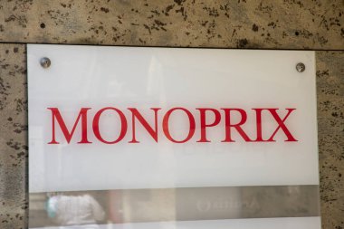 Bordeaux, Aquitaine France - 04 17 2023: Monoprix logo tabelası duvar önü süpermarket girişi metin şehir pazarı