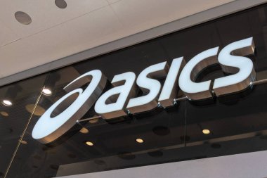 Lyon, Aura France - 04 27 2023: Japon çokuluslu mağaza zinciri ayakkabı atletizm ekipmanları şirketinin Asics logosu ve metin işareti