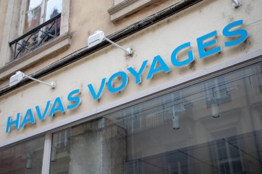 Lyon, Aura France - 04 24 2023: Havas seyahati. Tatil seyahat acentesinde ön camlarda mavi ve mavi işaret logosu.