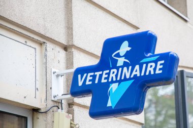 Lyon, Aura France - 04 24 2023: Veteriner doktor logosu ve Fransa 'daki ofis duvarları cephesinde mavi haç üzerine marka metni