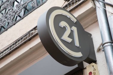Lyon, Aura France - 04 24 2023: Century 21 yuvarlak metin ve marka logosu ön cephe emlak komisyonculuğu bürosu ofis şirketi