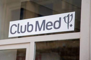 Lyon, Aura France - 04 24 2023: Club Med logosu metin ve marka işareti ön cephe mağazası Club Mediterranee ofis seyahat acentesi her şeyi kapsayan tatiller