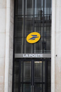 Lyon, Aura France - 04 24 2023: La Poste logo metni ve ön cephe giriş tabelası Fransa Duvarı post