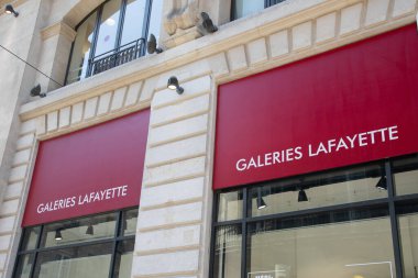 Lyon, Aura France - 04 24 2023: Galeries Lafayette logo markası ve metin işareti duvar önü tabelaları mağaza zinciri