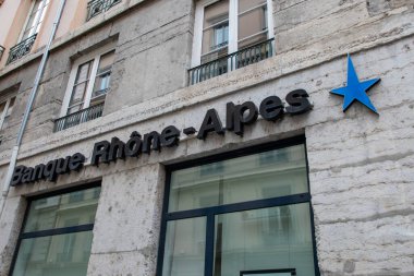 Lyon, Aura France - 04 24 2023: Bankanın ön cephe işareti ve Fransız bankasının ofis logosu