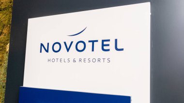 Lyon, Aura France - 04 24 2023: Novotel otelleri tatil beldeleri, otellere giriş zincire binasının ön cephesinde metin ve imza logosu.