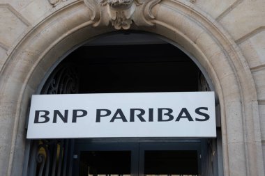 Bordeaux, Aquitaine France - 04 17 2023: Bnp paribas logo işareti ve marka Fransız metin ajansı Paris çok uluslu banka yeşil işaret ofisi