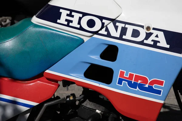 ライオン オーラフランス 2023年 Honda Hrcトレイル古代のコレクターのロゴブランドとオートバイの燃料ヴィンテージレトロタンクガソリン125 Mtx上のテキストサイン — ストック写真