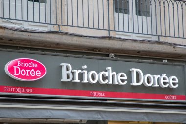 Lyon, Aura France - 04: 20 2023: Brioche Doree logo logosu ve Brioche Doree Fransız Zinciri 'nin önündeki metin tabelası dükkanı