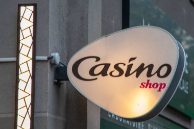 Lyon, Aura France - 04: 20 2023: Casino mağazası süpermarket logosu metin ve Fransız perakendecisi pazarının işaret levhası ön cephesi