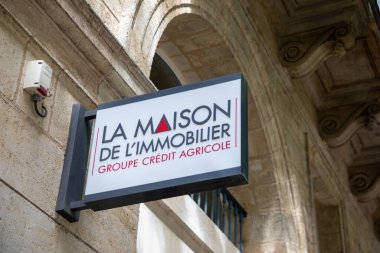 Lyon, Aura France - 05 01 01 2023: la maison de l 'immobilier Fransız grubu kredisi agricole banka logosu ve duvardaki duvar girişi emlak evi.