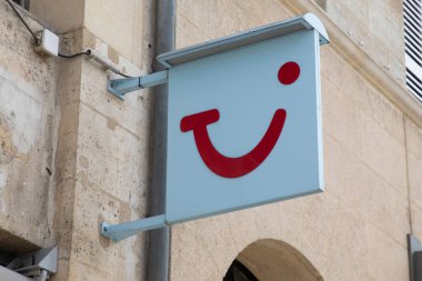 Bordeaux, Aquitaine France - 05 01 2023: TUI logo metni ve imza markası seyahat acentesinin duvar önü mağaza ofisinde