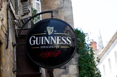 Bordeaux, Aquitaine France - 04 17 2023: Guinness tabelası. Sokak girişindeki bar duvarında İrlanda birası var.