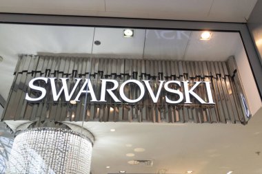 Lyon, Aura France - 04 27 2023: Swarovski logosu ve Avusturyalı mücevher mağazası üreticisi kurşun cam kristal tabela cephe cephesi