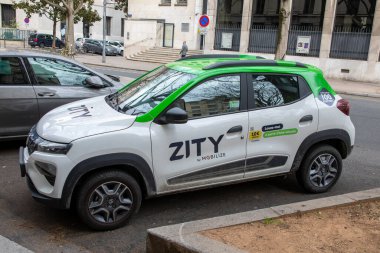 Bordeaux, Aquitaine France - 05 02 2023: kiralık işaret logosu ve mobil uygulama üzerinden marka metni için Dacia yaylı elektrikli araba seferber edildi