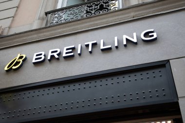 Lyon, Aura France - 05 01 2023: Breitling İsviçreli duvar önü kuyumcusu logosu ve metin mağazası girişini izliyor