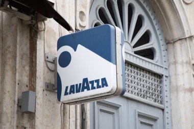 Lyon, Aura France - 04: 20 2023: Lavazza logosu markası ve tabela levha duvarının ön cephesi ve girişi.