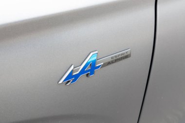 Bordeaux, Aquitaine France - 05 01 2023: Renault austral Alpine esprili marka ve yeni modern araba üzerindeki yeni logo metin ruhu