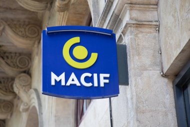 Lyon, Aura France - 05 01 2023: Macif logosu ve metin imzası ön cephe duvar ajansı ortak sigorta ve ofis bankası şirketi