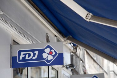 Lyon, Aura France - 05 01 2023: FDJ logo markası La Francaise des Jeux Fransız piyango operatörü ön cephe duvar girişi binasındaki imza metni