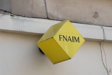 Lyon, Aura France - 05 01 2023: fnaim marka metin ön cephede emlak ajansı duvarları ofis logosu sarı işaret levhası üzerinde