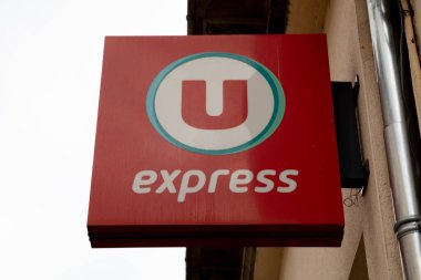 Bordeaux, Aquitaine France - 05 02 2023: Super U Express mağaza ön cephe mağaza işareti Fransa 'da metin ve marka pazar logosu