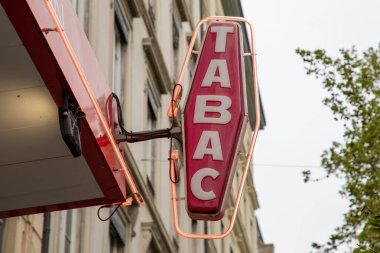Bordeaux, Aquitaine France - 04 20 2023: Tabac Fransız logosu markası ve Fransa 'daki duvar önü tütün dükkanı