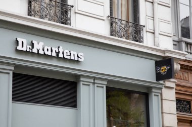 Lyon, Aura France - 04 27 2023: Dr. Martens mağaza logosu ve İngiliz ayakkabı zinciri moda mağazası markası