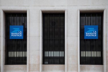 Lyon, Aura France - 04 24 24 2023: La Banque Postale posta logosu ve marka logo ön cephe duvar binası ofisi Fransız banka posta ajansı