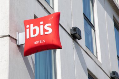 Bordeaux, Aquitaine France - 05 01 2023: Ibis otelinin ön taraftaki pansiyona kırmızı metin ve marka yastık logosu