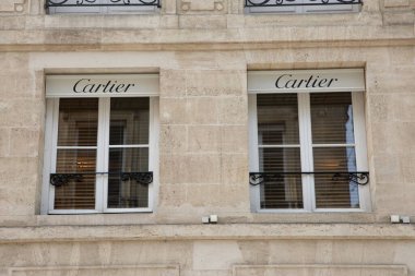 Lyon, Aura France - 05 01 2023: Cartier marka ve metin logosu duvar önü ön cephe lüks mücevher mağazası moda mağazası