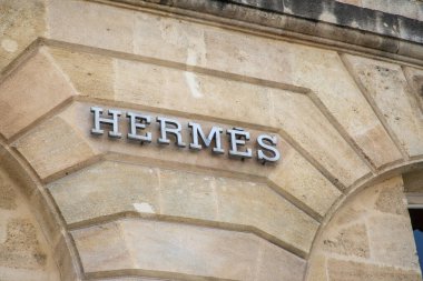 Lyon, Aura France - 05 01 2023: Hermes logosu imzası ve metin markası lüks moda ürünleri üreticisi ön cephe deri yaşam tarzı aksesuarları