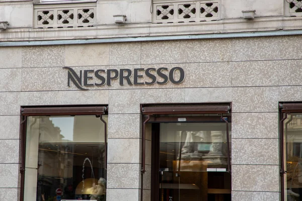 法国阿基坦 波尔多 2023 城市咖啡店Nespresso标志品牌和标识文字链立面店 — 图库照片