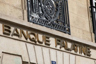 Lyon, Aura France - 05 01 01 2023: Banque Palatine logo metni ve Fransız bankasının perakende ve özel bankacılık cephesi