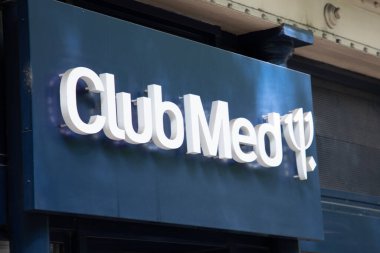 Bordeaux, Aquitaine France - 05 01 2023: Club Med imzası metin ve logo markası giriş ofisi seyahat kulübü Mediterranee