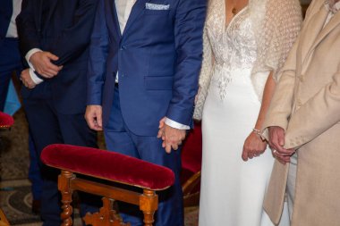 Dini nikah töreninde tanıklarıyla evlenen çift.