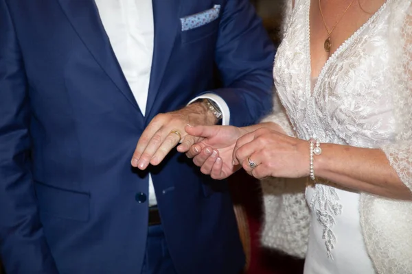 Obrączka Oblubienicy Mężczyzna Ręka Umieścić Oblubienicy Kobieta Palec Podczas Uroczystości — Zdjęcie stockowe