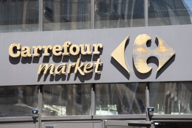 Bordeaux, Aquitaine France - 02 27 2023: Carrefour market zinciri marka levhası ve süpermarket mağazasının logo duvarı cephesi