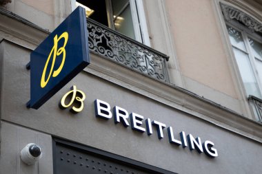 Lyon, Aura France - 05 01 2023: Breitling logosu ön cephe ve metin işareti İsviçreli duvar mağazası duvar mağazası butiği
