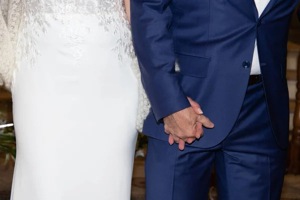 Esküvő Házaspár Ünnepség Alatt Kéz Kézben Menyasszony Vőlegény Együtt Házasság — Stock Fotó
