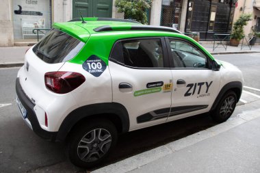 Bordeaux, Aquitaine France - 05 02 2023: Dacia yaylı elektrikli araç için seferberlik ilan edildi.