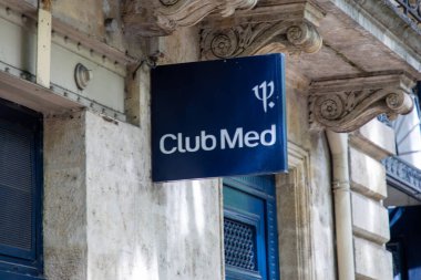 Bordeaux, Aquitaine France - 05 01 2023: Club Med her şeyi kapsayan tatiller için Club Mediterranee acentası seyahat acentesi duvarına yazı ve logo damgası vurdu