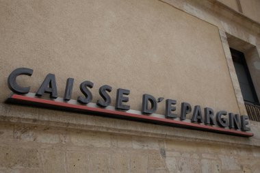 Lyon, Aura France - 05 01 2023: Caisse d 'epargne Fransız perakende satış bankası logosu ve ön cephe tasarruf bankası tabelası