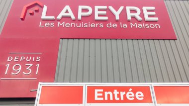 Bordeaux, Aquitaine France - 05 09 2023: Lapeyre mağaza zinciri logosu ve Fransa 'da pencere mutfağında uzmanlaşmış ön cephe dükkanındaki yazı