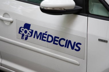 Bordeaux, Aquitaine France - 05 09 2023: SOS Medecins logo metni ve Fransa 'nın doktor arabası acil servisinde marka işareti