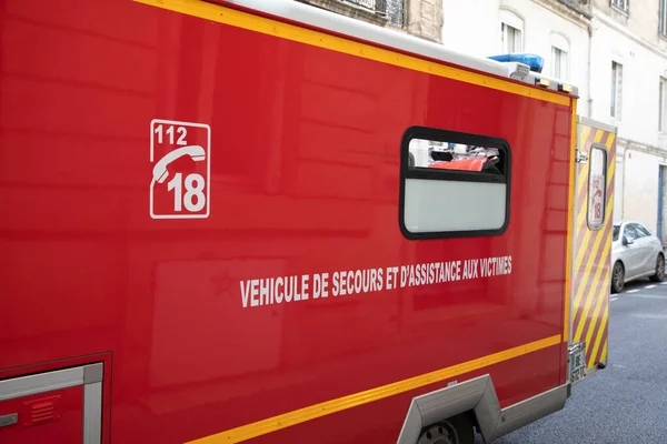 ボルドー アキテーヌフランス 2023年 消防車の救助トラック救急車の赤いパネルバン消防車の救助犠牲者の車のトラックが通りに — ストック写真